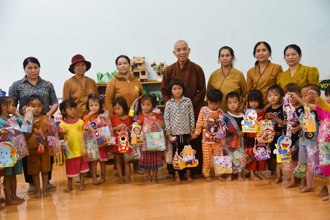 Ban Từ thiện: Tặng quà Trung Thu cho các em học sinh ở Đắk Som, Đăk Nông